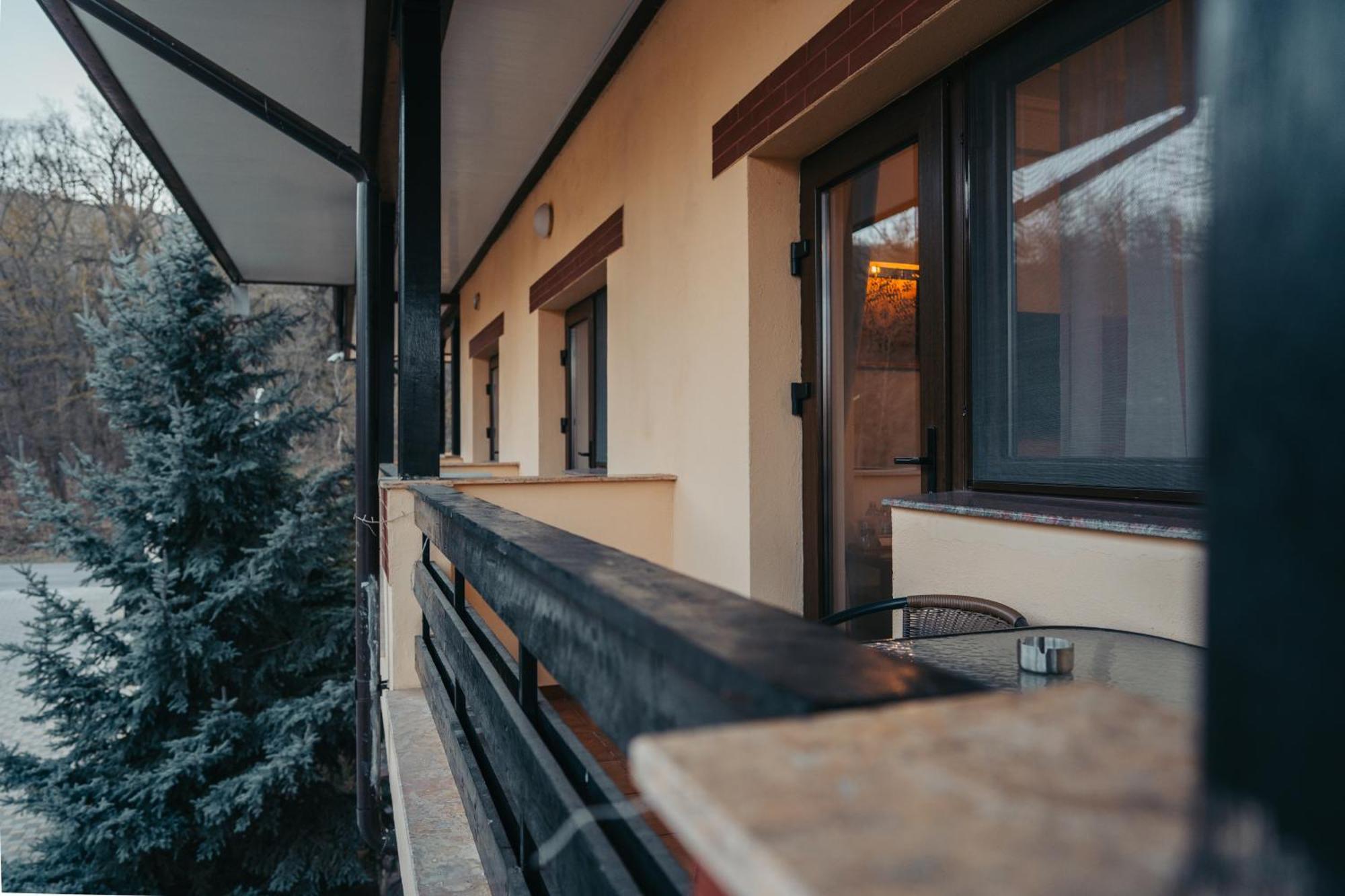 Hotel Curtea Domneasca Vaslui Exterior foto