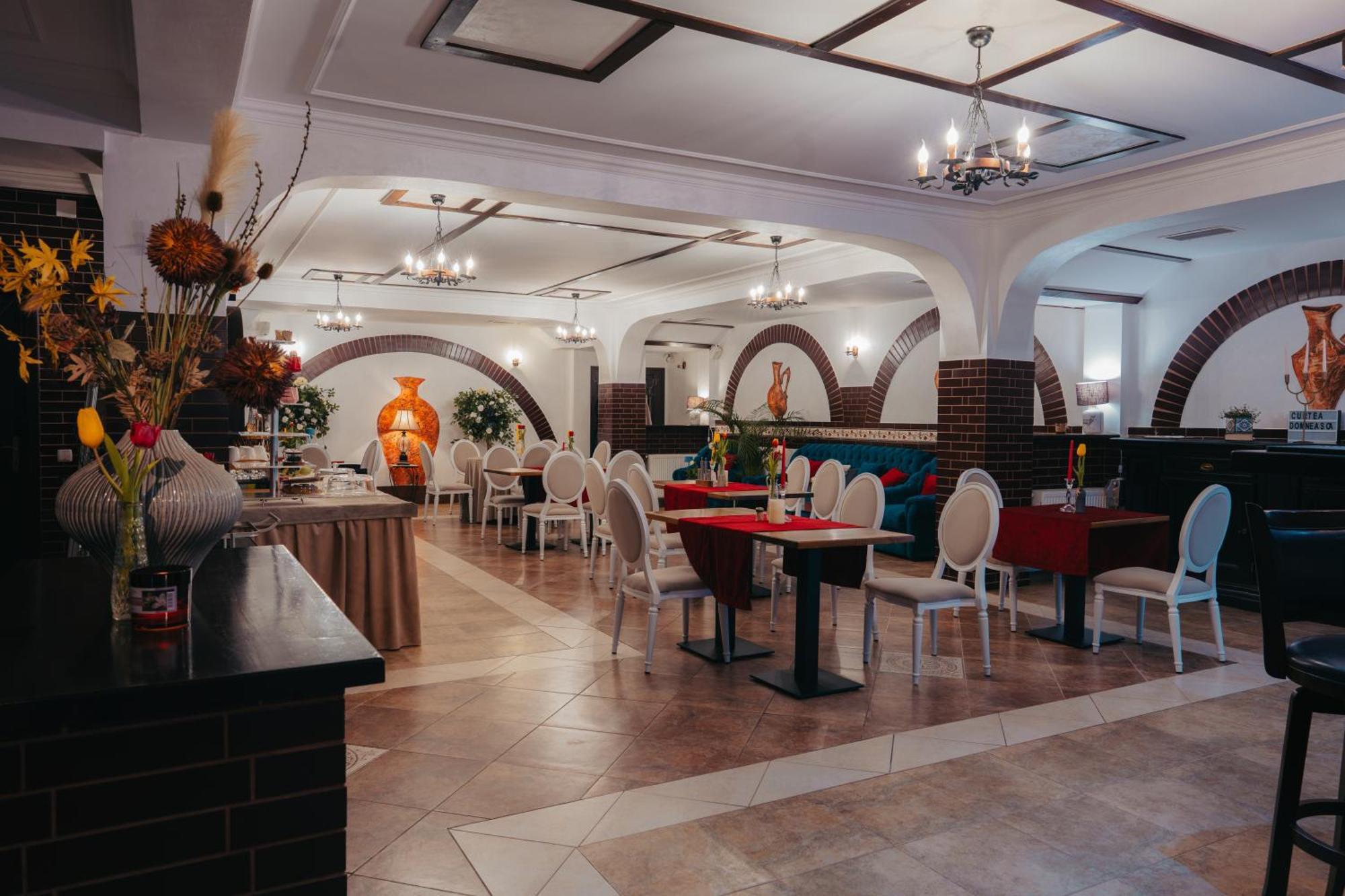 Hotel Curtea Domneasca Vaslui Exterior foto